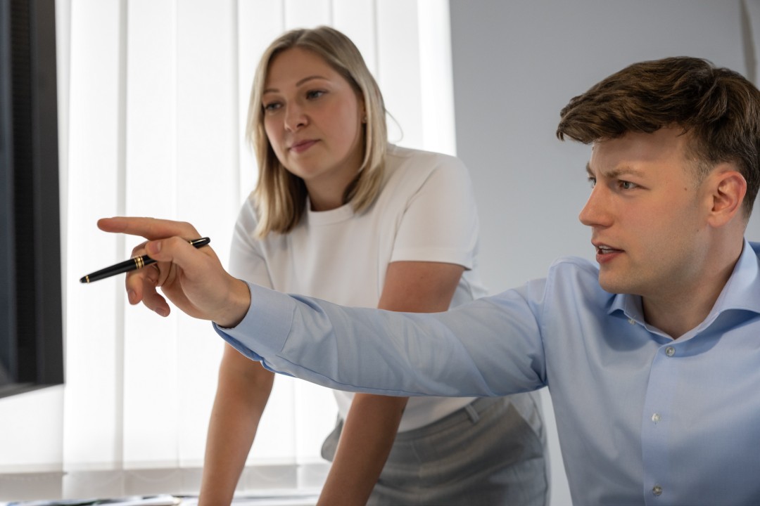 Zuerst hören wir zu. Dann ordnen wir ein.